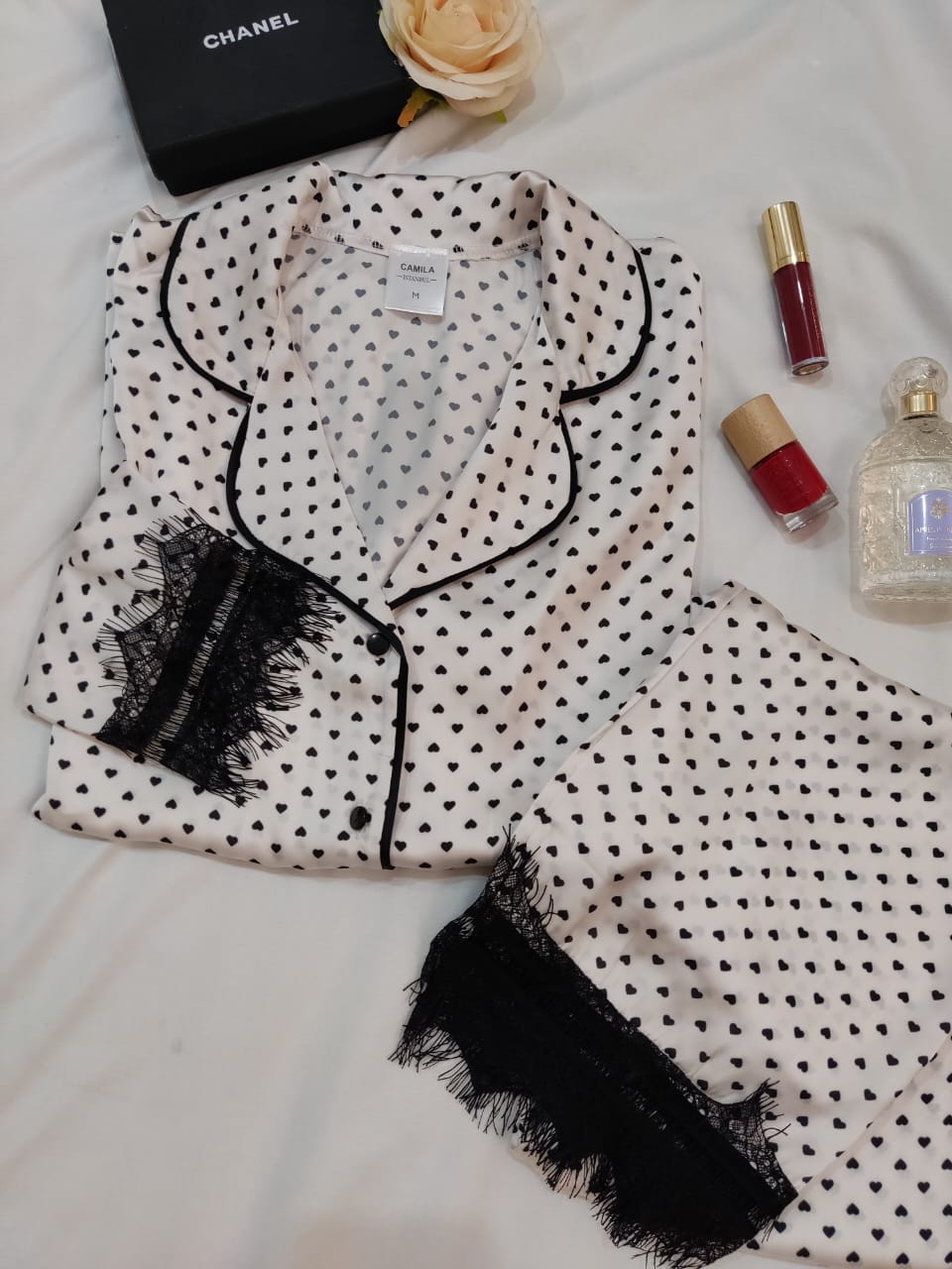 Ensemble pyjamas satin coeurs đź–¤ et dentelle