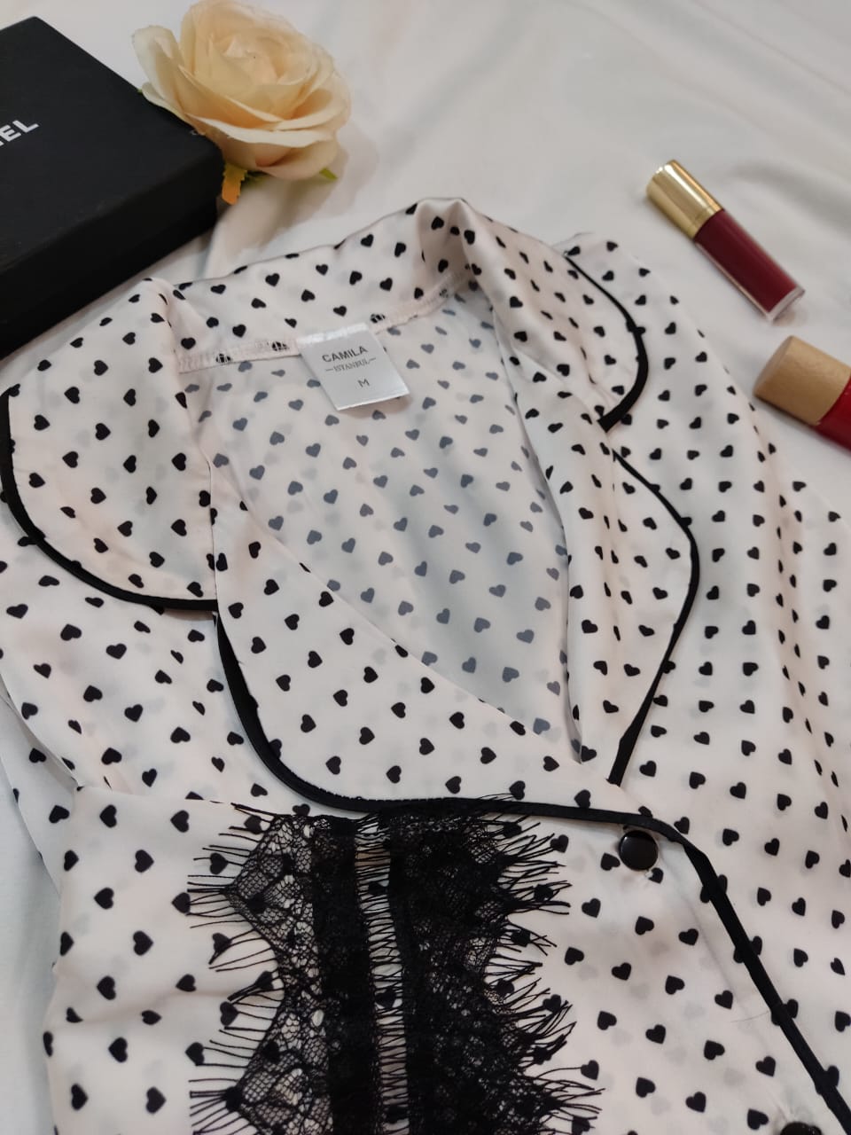 Ensemble pyjamas satin coeurs đź–¤ et dentelle