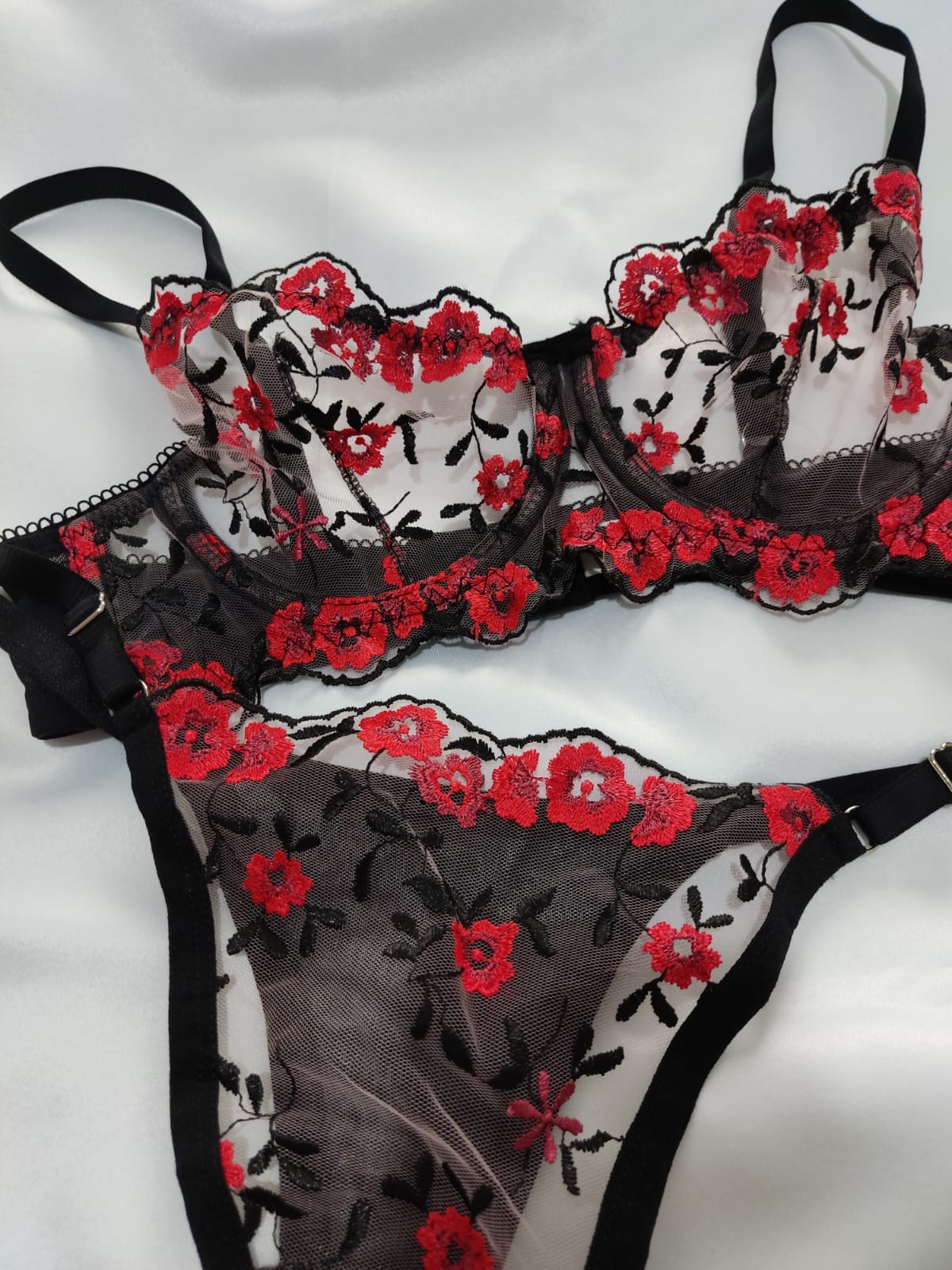 Ensemble noire orné de fleures rouges