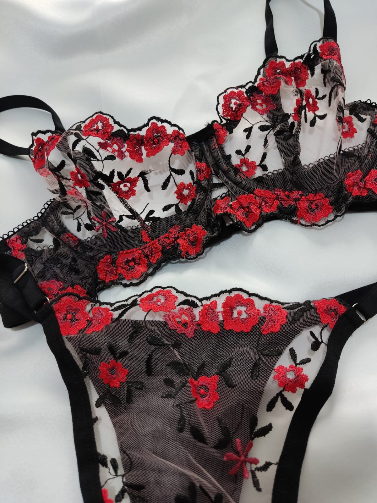 Ensemble noire orné de fleures rouges
