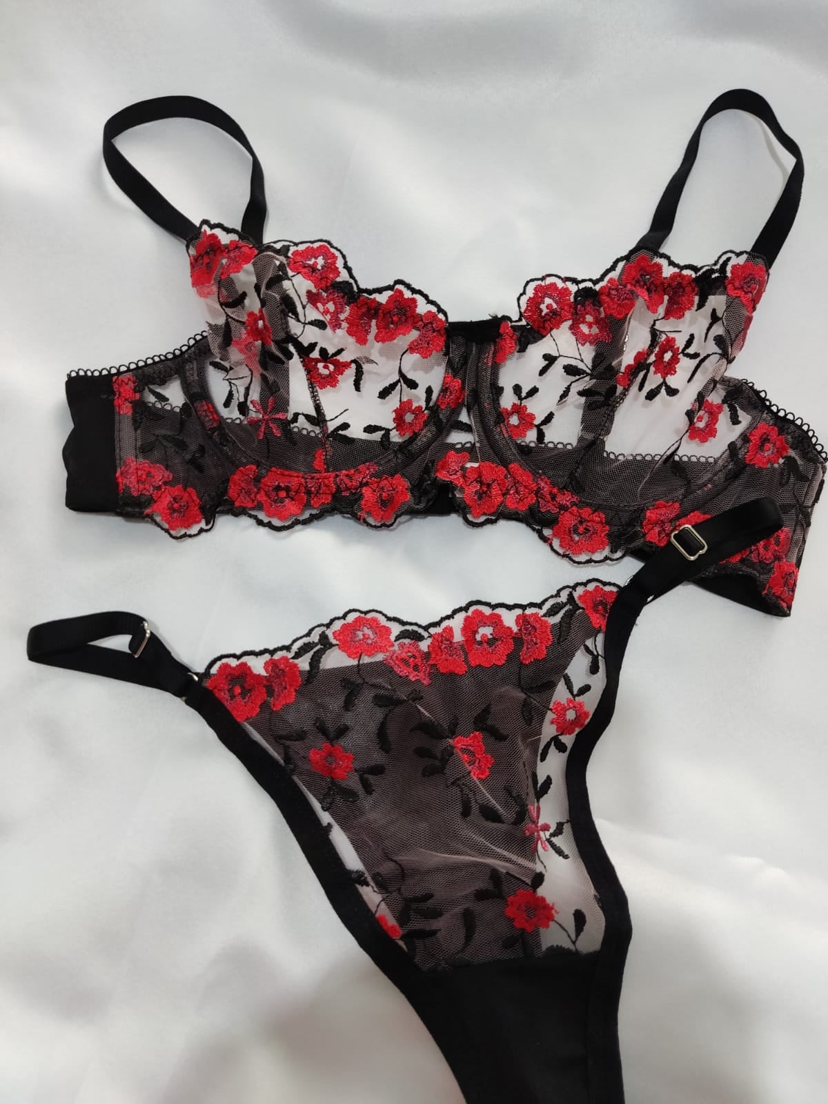Ensemble noire orné de fleures rouges